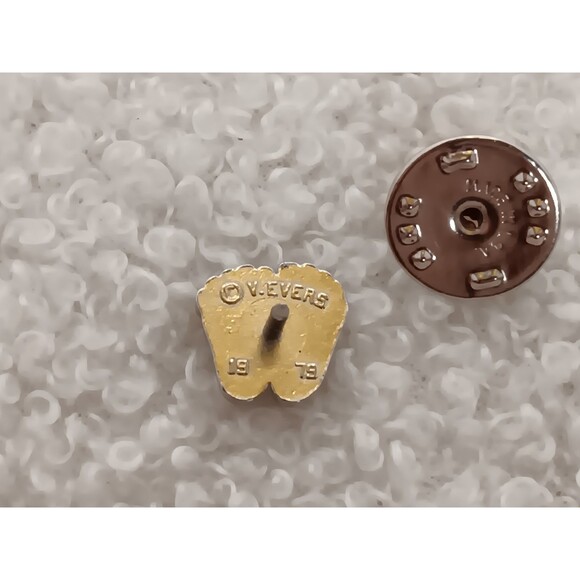 Precious Feet Silver Tone Signed V Evers 1979 Pro Life Hat Lapel Pin Tie Tack - Picture 4 of 9